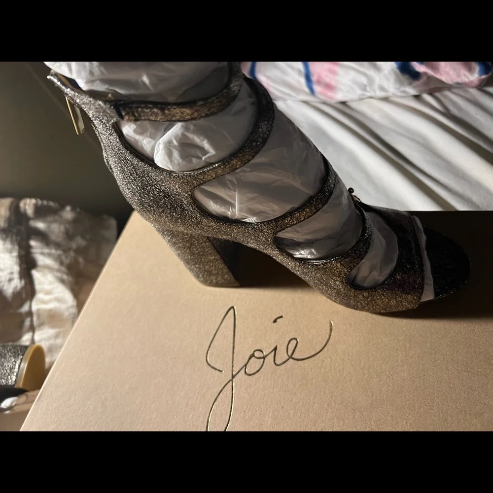 Size 6 1/2 Josie leather gold heels - Picture 7 of 16